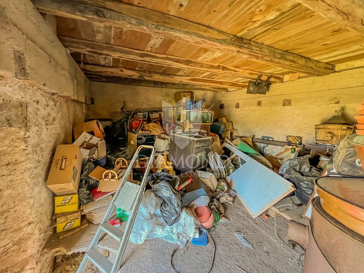 Dintorni di Oprtalj, casa in pietra d'Istria da ristrutturare in una posizione tranquilla