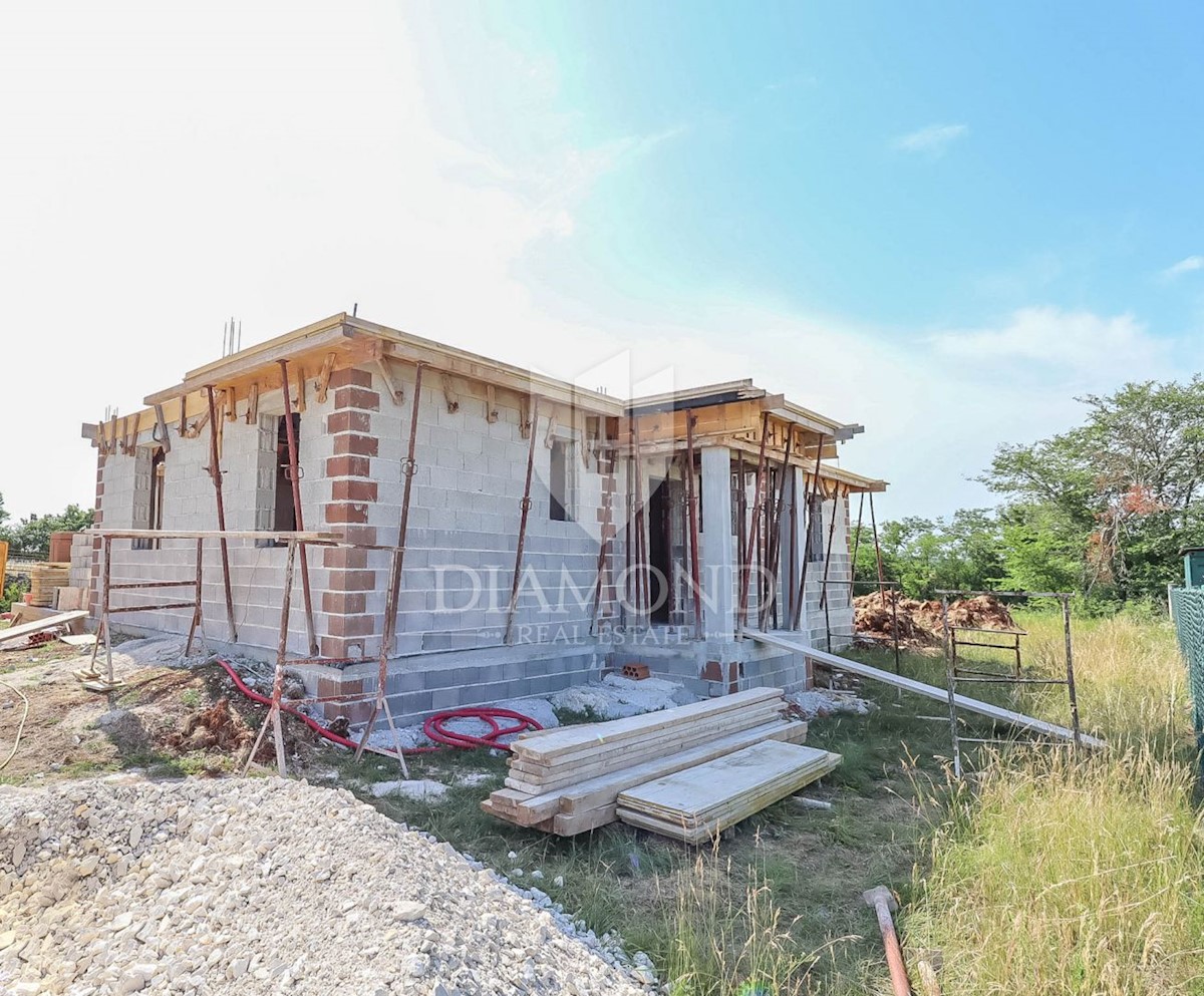 Kanfanar, dintorni, nuova casa con piscina nella natura