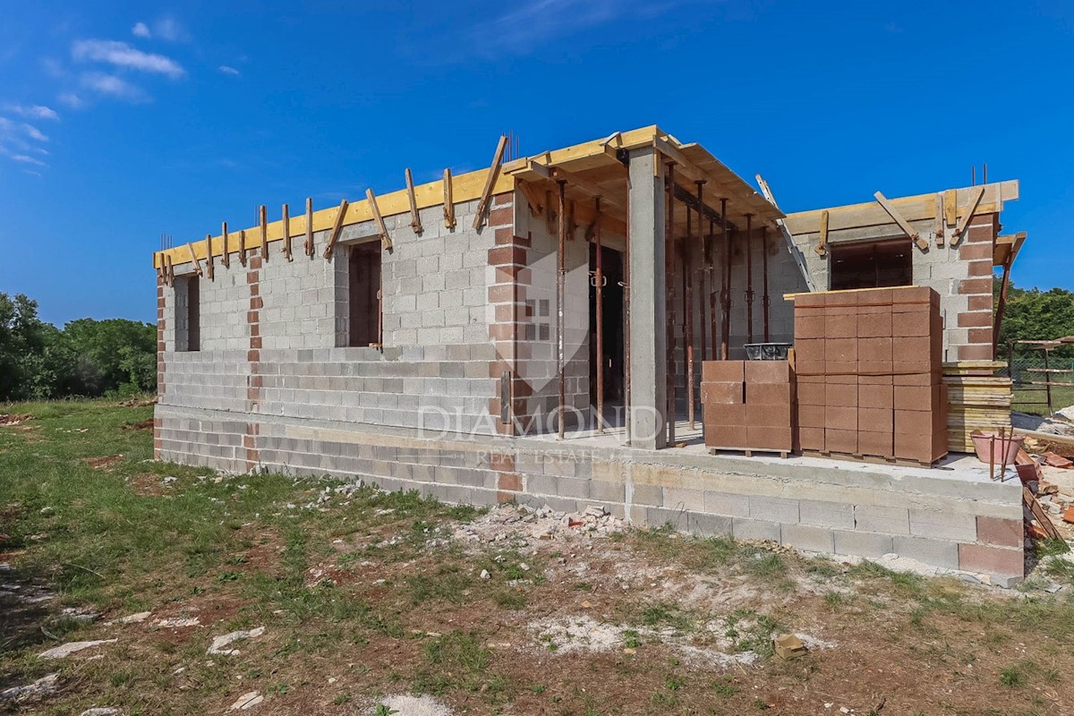 Kanfanar, dintorni, nuova casa con piscina nella natura