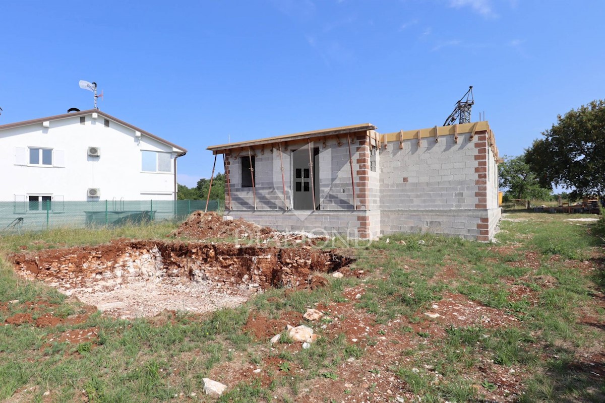 Kanfanar, dintorni, nuova casa con piscina nella natura