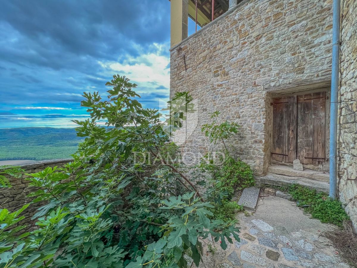 Montona, casa in centro con vista aperta