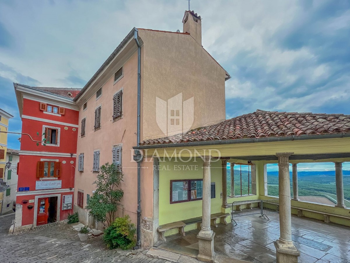 Montona, casa in centro con vista aperta