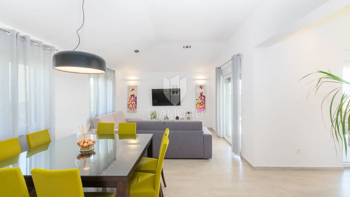 Pola, dintorni, nuova e moderna Villa con piscina