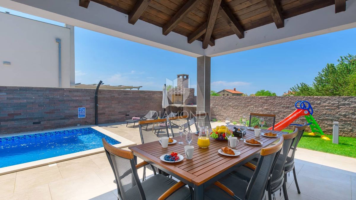 Pola, dintorni, nuova e moderna Villa con piscina