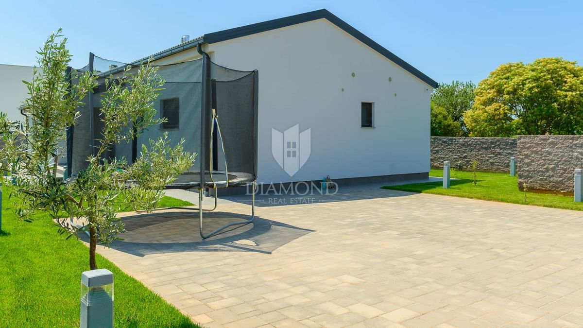 Pola, dintorni, nuova e moderna Villa con piscina