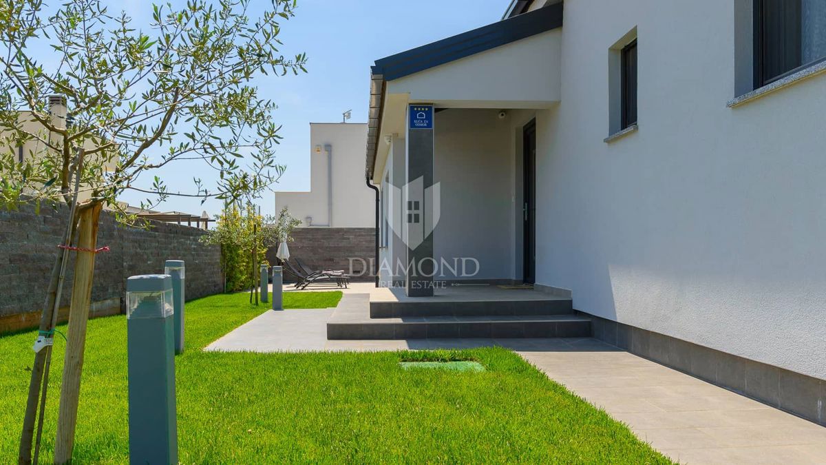 Pola, dintorni, nuova e moderna Villa con piscina