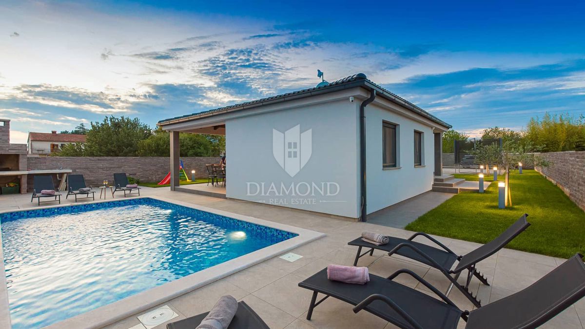 Pola, dintorni, nuova e moderna Villa con piscina