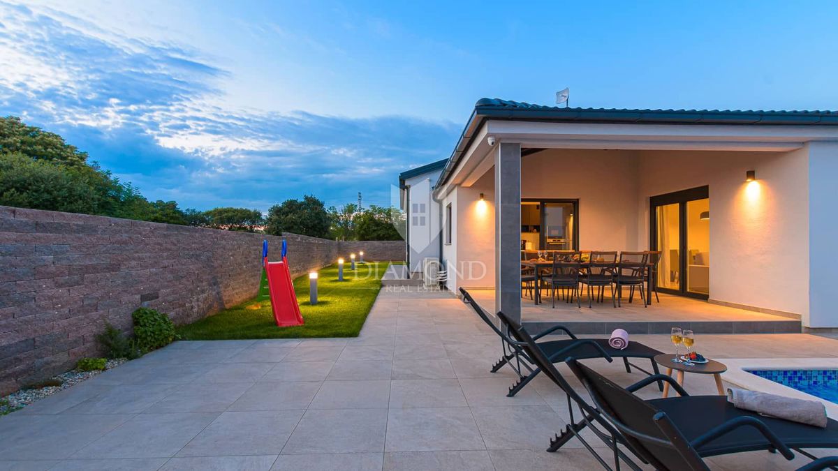 Pola, dintorni, nuova e moderna Villa con piscina