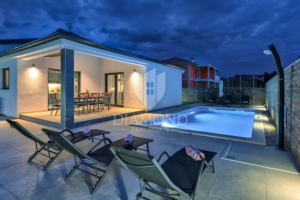 Pola, dintorni, nuova e moderna Villa con piscina