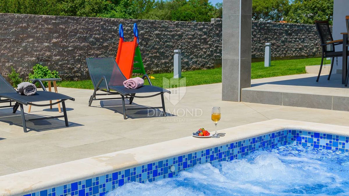 Pola, dintorni, nuova e moderna Villa con piscina