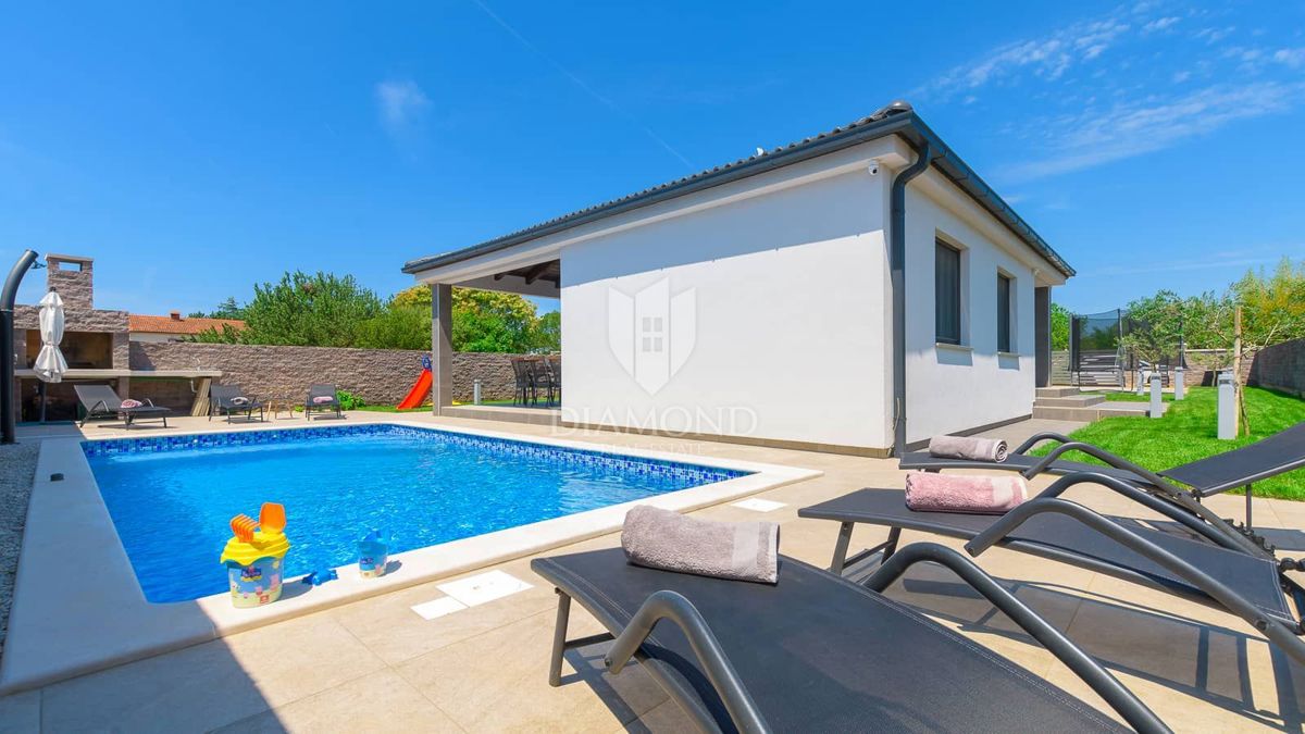 Pola, dintorni, nuova e moderna Villa con piscina