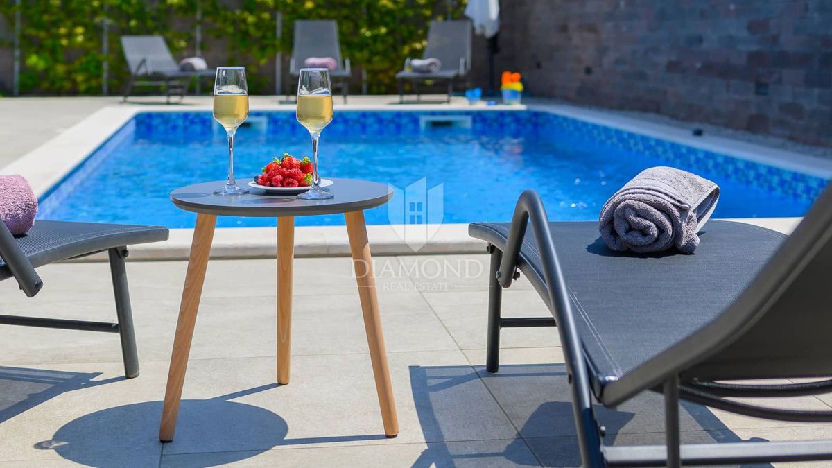 Pola, dintorni, nuova e moderna Villa con piscina