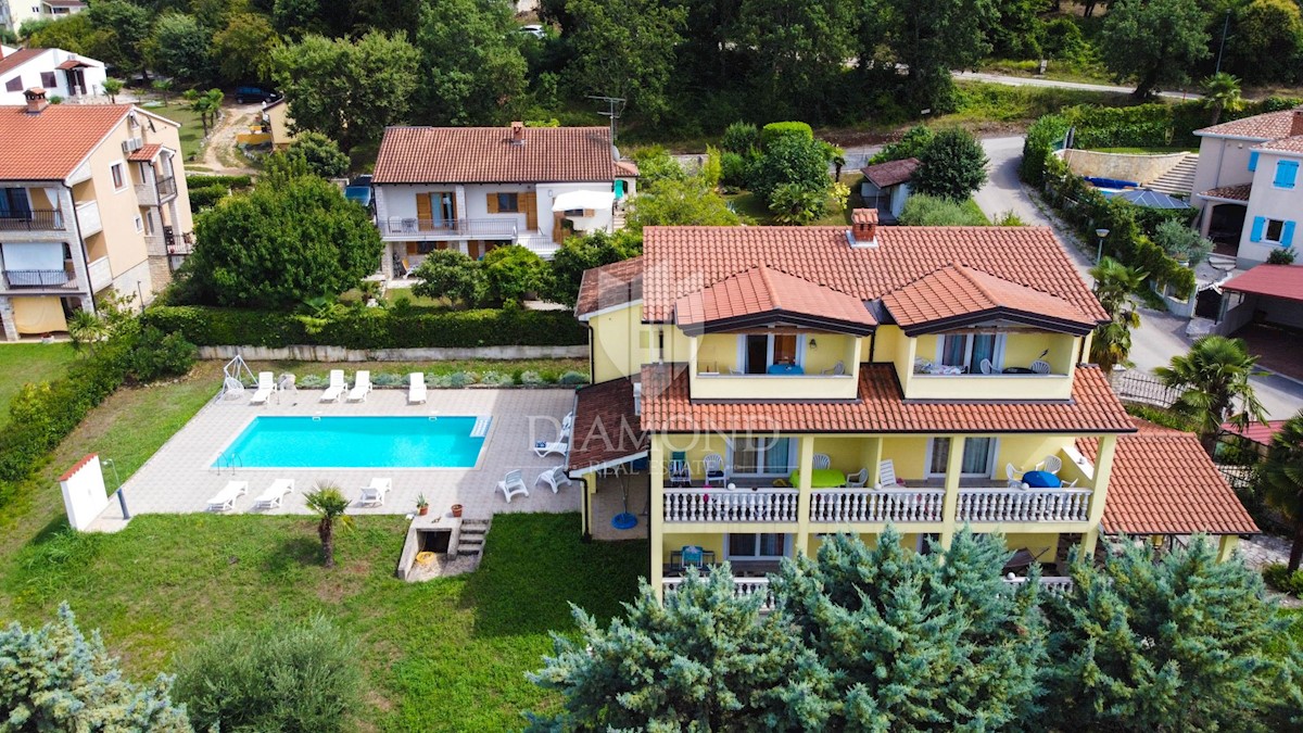 Poreč, casa plurifamiliare con piscina in una posizione attraente!