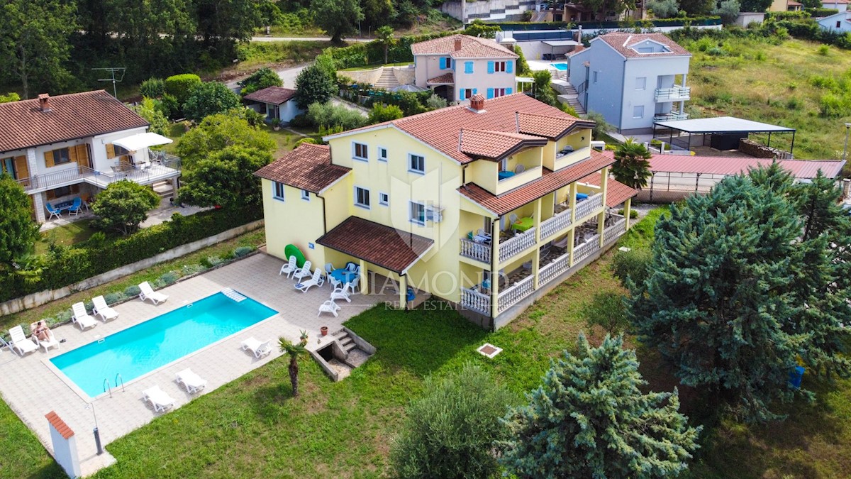 Poreč, casa plurifamiliare con piscina in una posizione attraente!