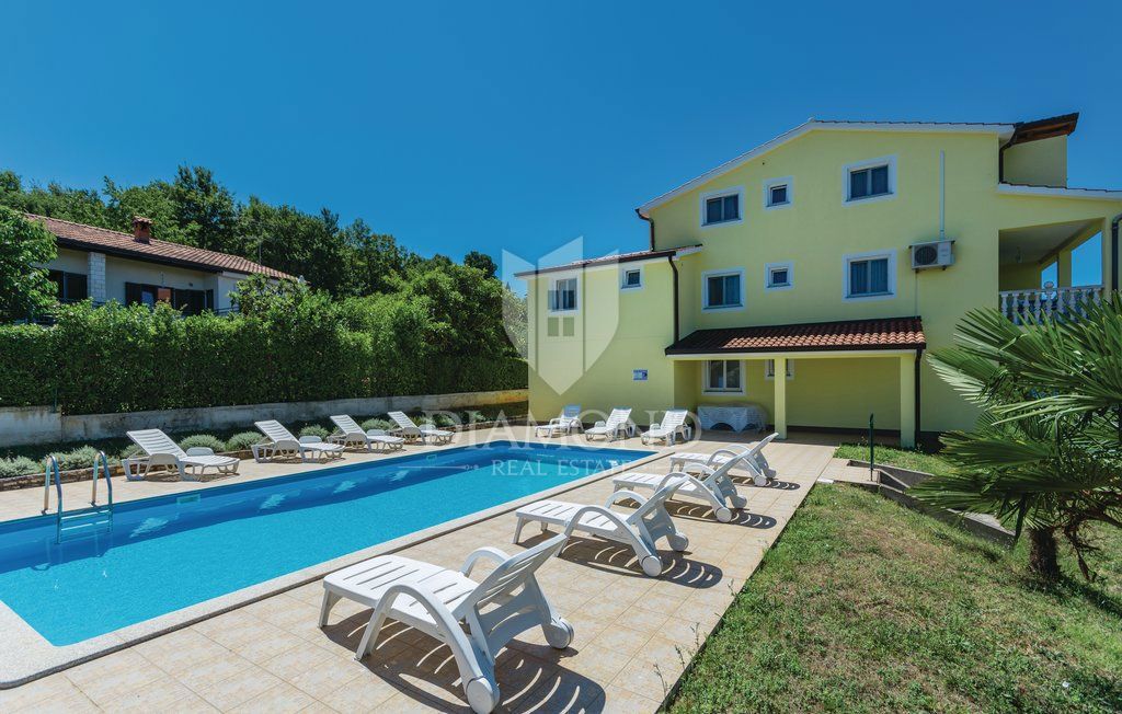 Poreč, casa plurifamiliare con piscina in una posizione attraente!