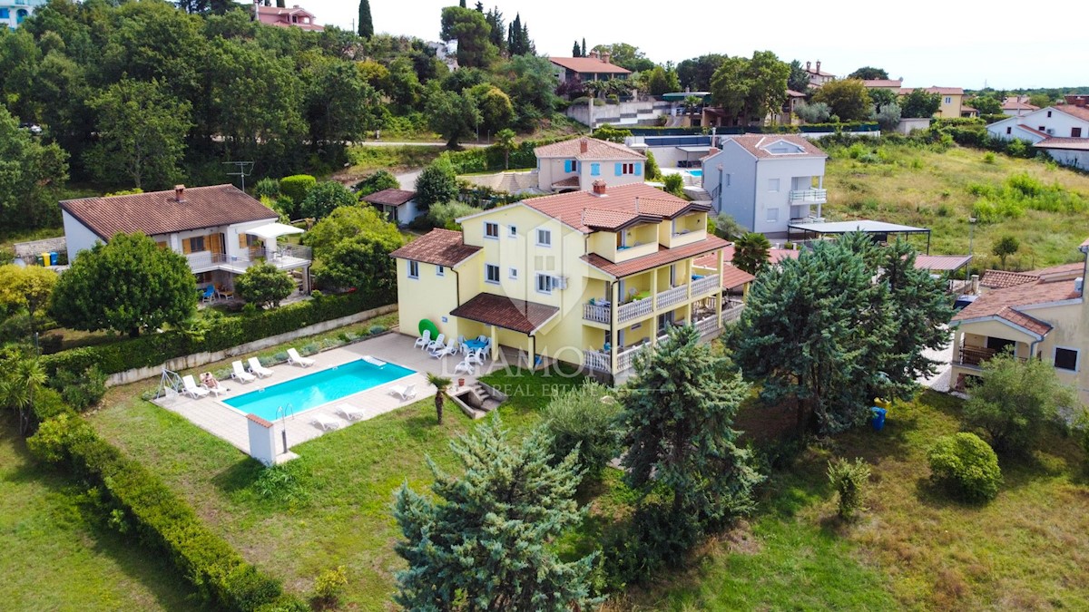 Poreč, casa plurifamiliare con piscina in una posizione attraente!