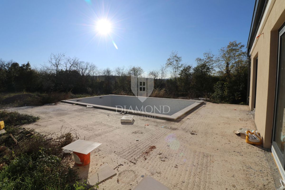 Labin, bella casa per le vacanze di nuova costruzione con piscina