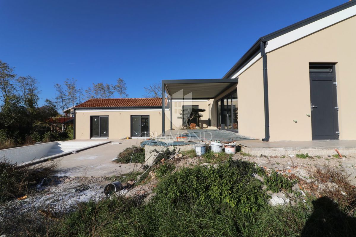 Labin, bella casa per le vacanze di nuova costruzione con piscina