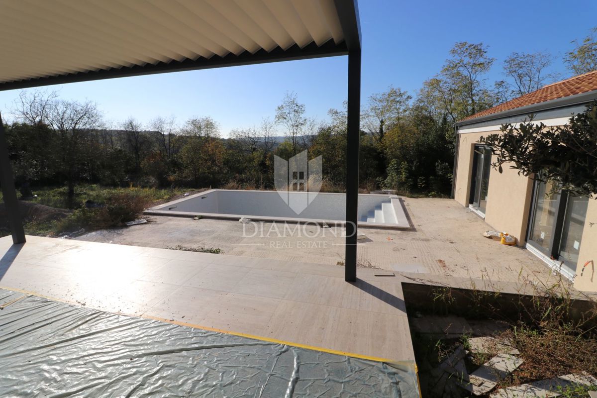 Labin, bella casa per le vacanze di nuova costruzione con piscina