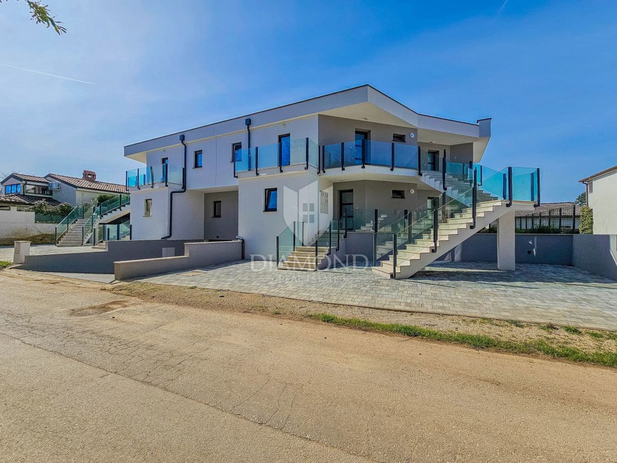 Umago, dintorni, nuova costruzione! Moderno appartamento a 450 m dal mare!