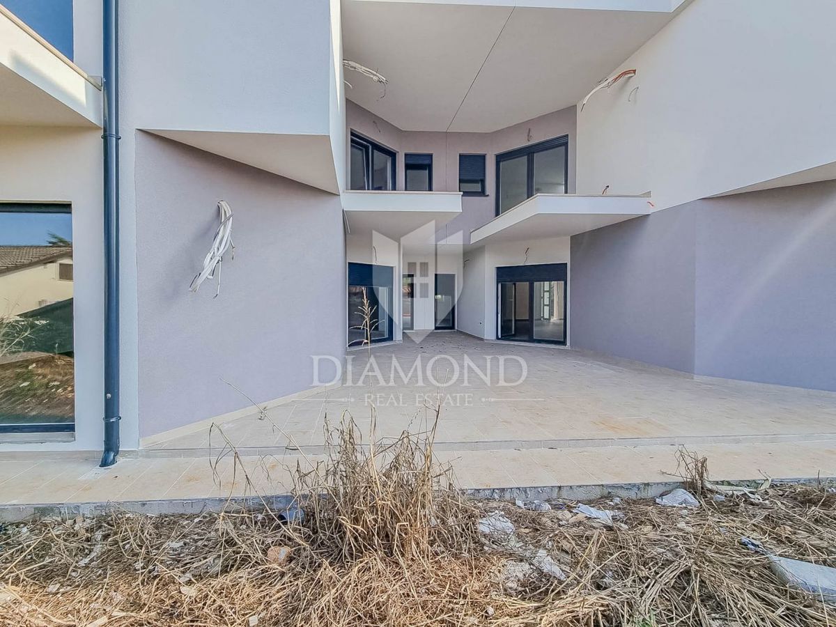 Umago, dintorni, nuova costruzione! Moderno appartamento a 450 m dal mare!