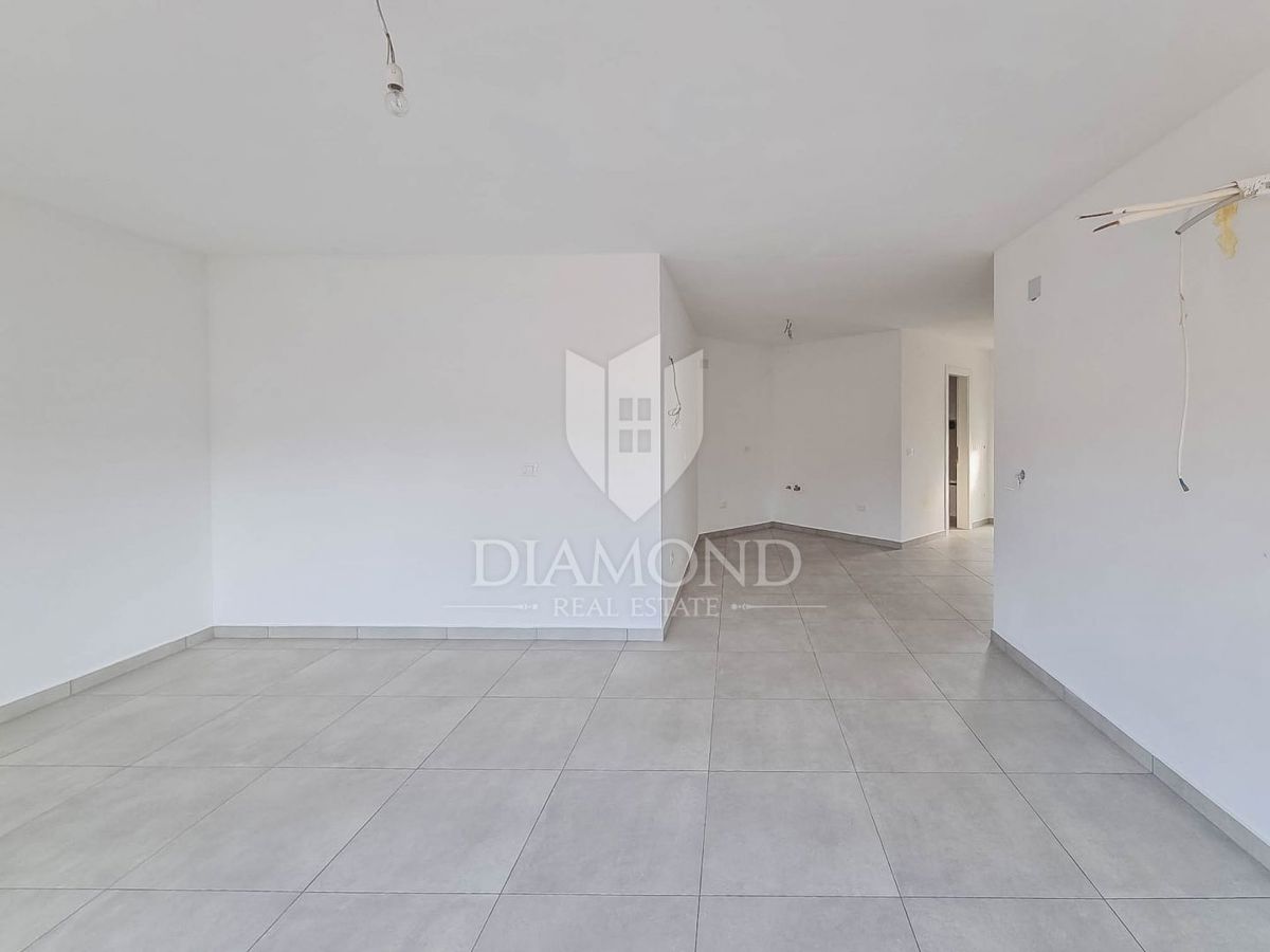 Umago, dintorni, nuova costruzione! Moderno appartamento a 450 m dal mare!