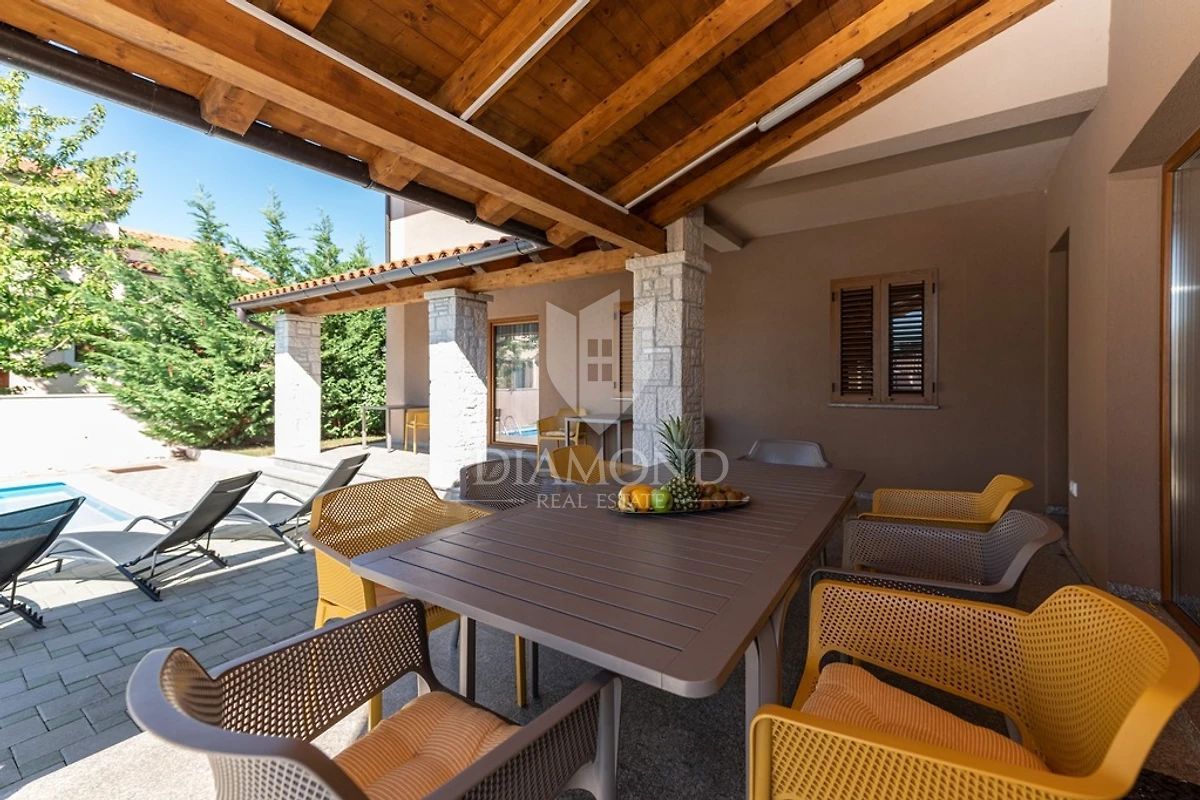 Medolino, dintorni, casa con quattro appartamenti vicino al mare