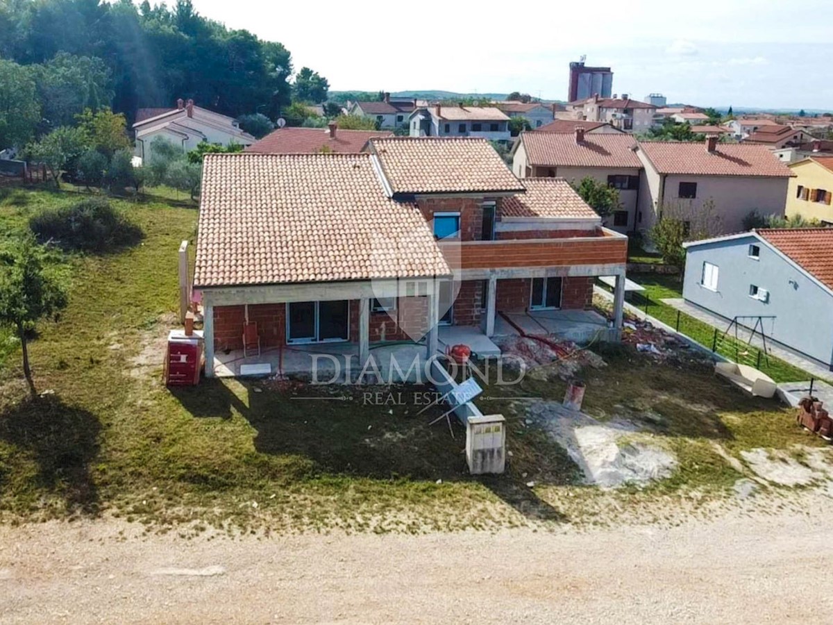 OPPORTUNITÀ! Parenzo, dintorni, casa bifamiliare con piscina!