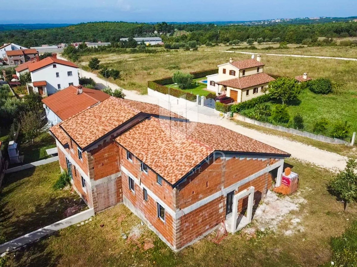 OPPORTUNITÀ! Parenzo, dintorni, casa bifamiliare con piscina!