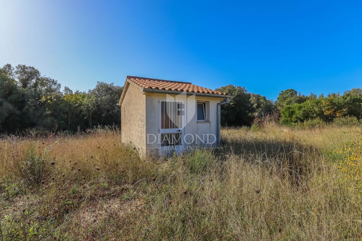 Rovigno, una casa su terreno agricolo vicino al mare