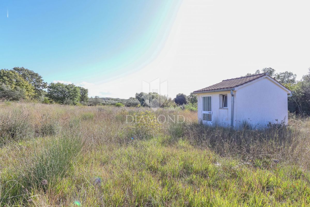 Rovigno, una casa su terreno agricolo vicino al mare