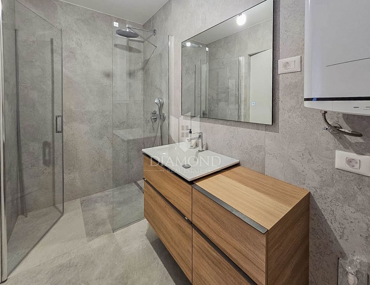 Umago, il centro! Appartamento con vista mare, 2a fila al mare!