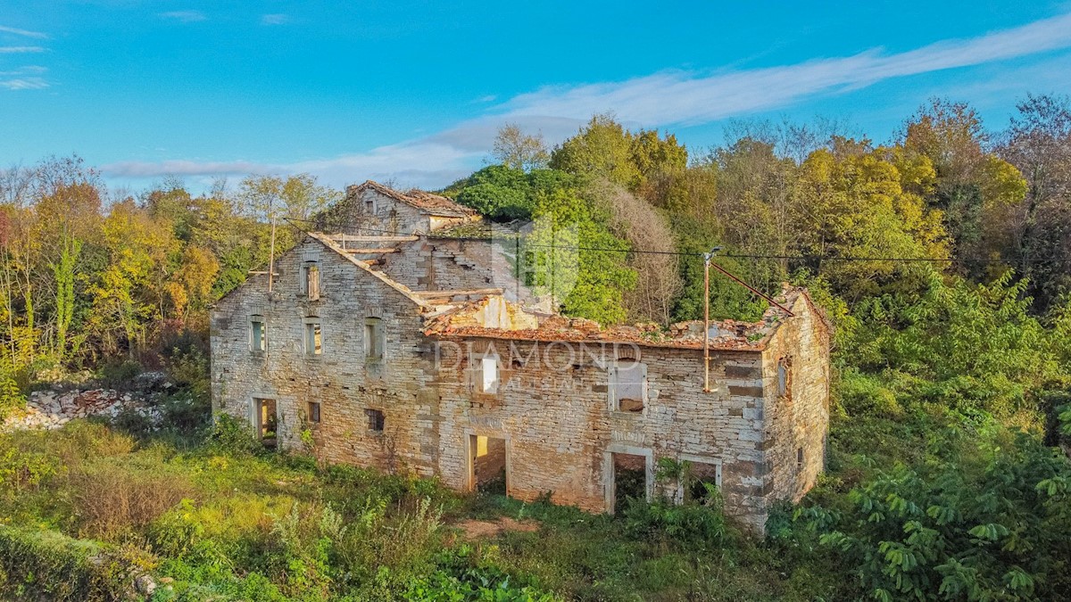 Oprtalj, dintorni! Terreno edificabile con ruderi in posizione tranquilla!