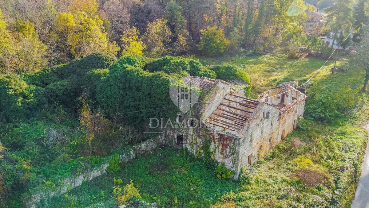 Oprtalj, dintorni! Terreno edificabile con ruderi in posizione tranquilla!