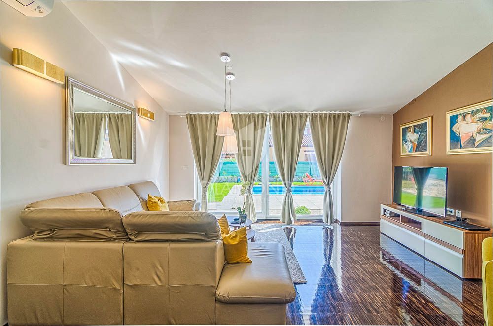 Fasana, dintorni, villa moderna con ampio cortile! 