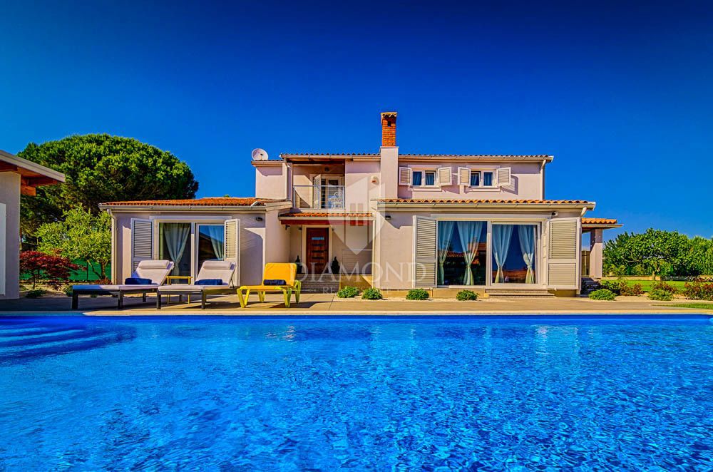 Fasana, dintorni, villa moderna con ampio cortile! 