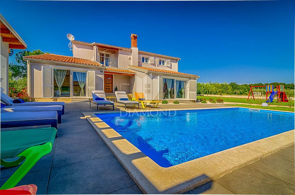 Fasana, dintorni, villa moderna con ampio cortile! 