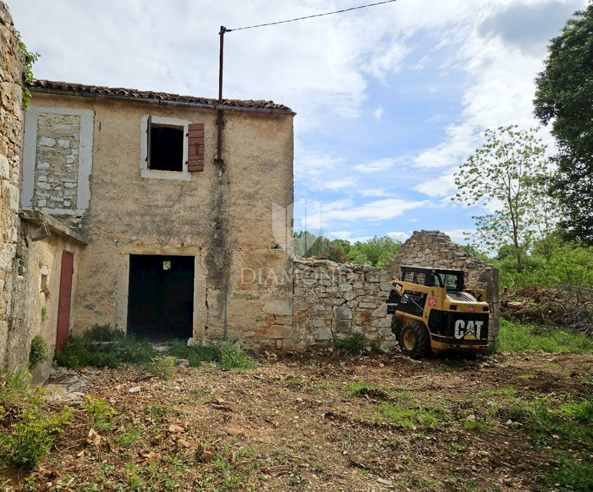 Parenzo, dintorni, antico da adattare in un posto tranquillo