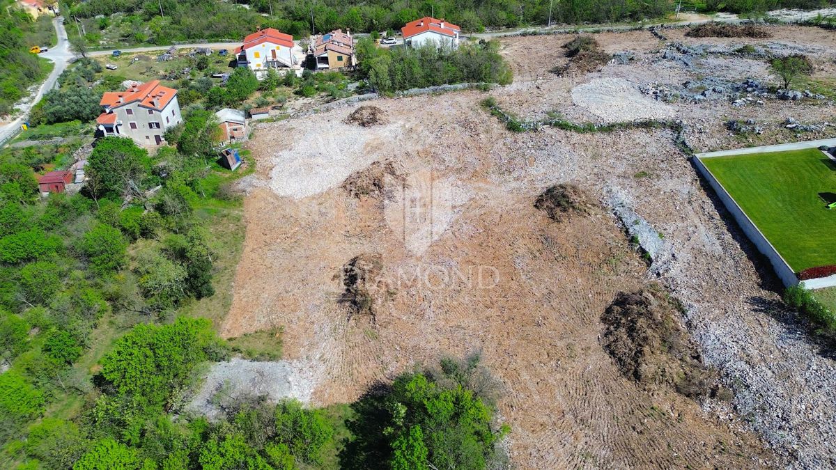 Labin, terreno edificabile con vista mare 