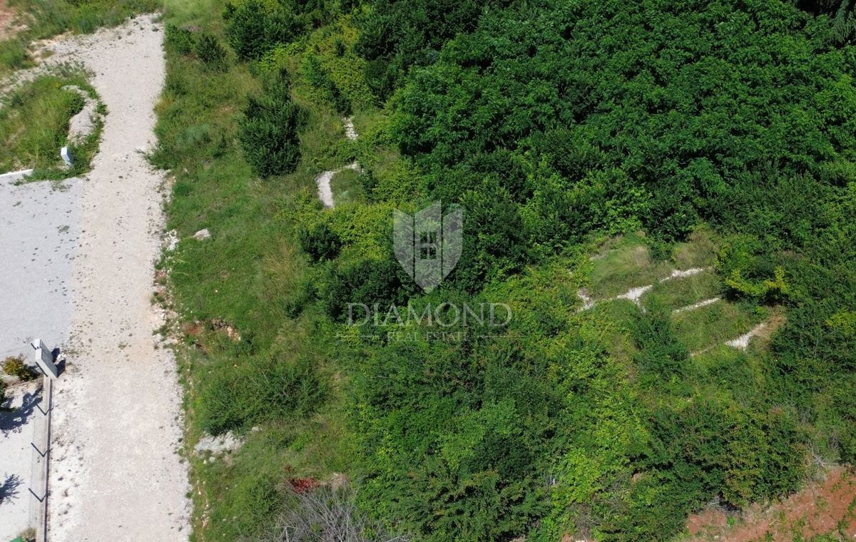 Albona, dintorni, terreno con permesso di costruzione e vista sul mare 