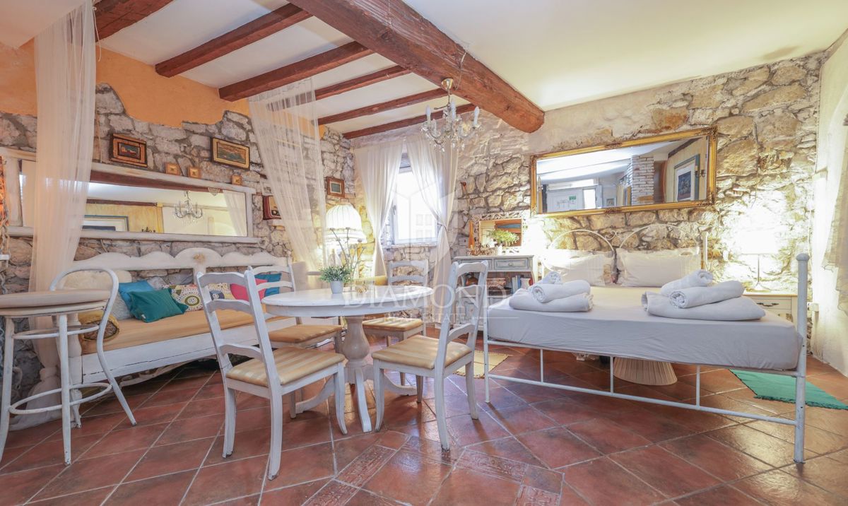 Monolocale rustico al piano terra nel centro storico