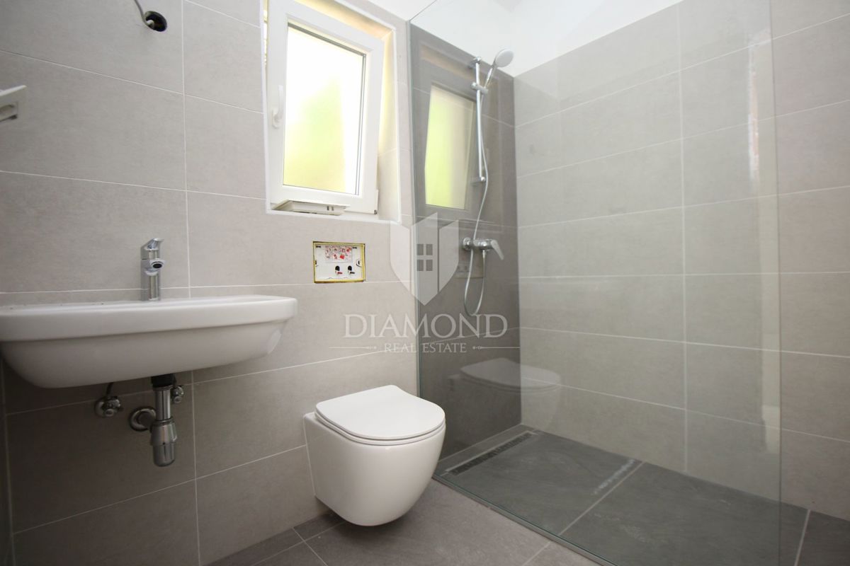 Labin, dintorni, casa in pietra con vista mare