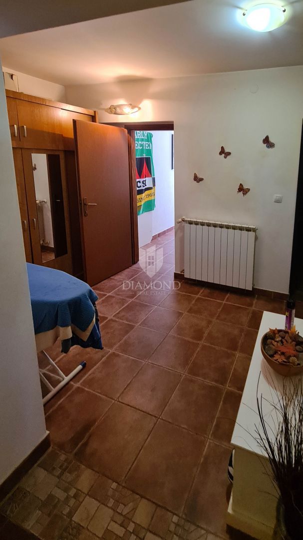 Rovigno, piano di una casa con due appartamenti in una posizione ambita