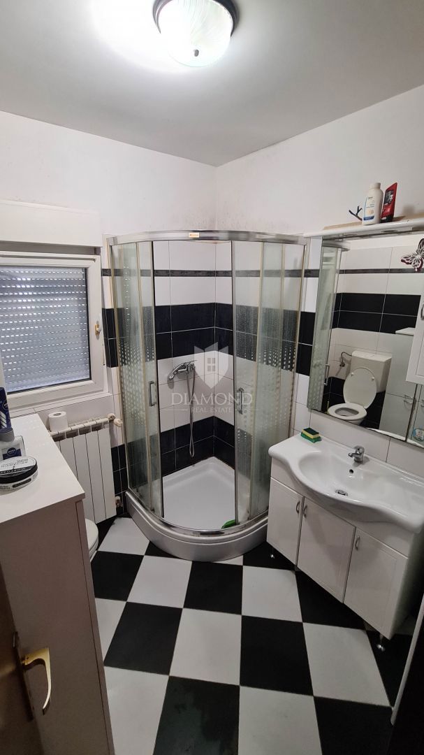 Rovigno, piano di una casa con due appartamenti in una posizione ambita