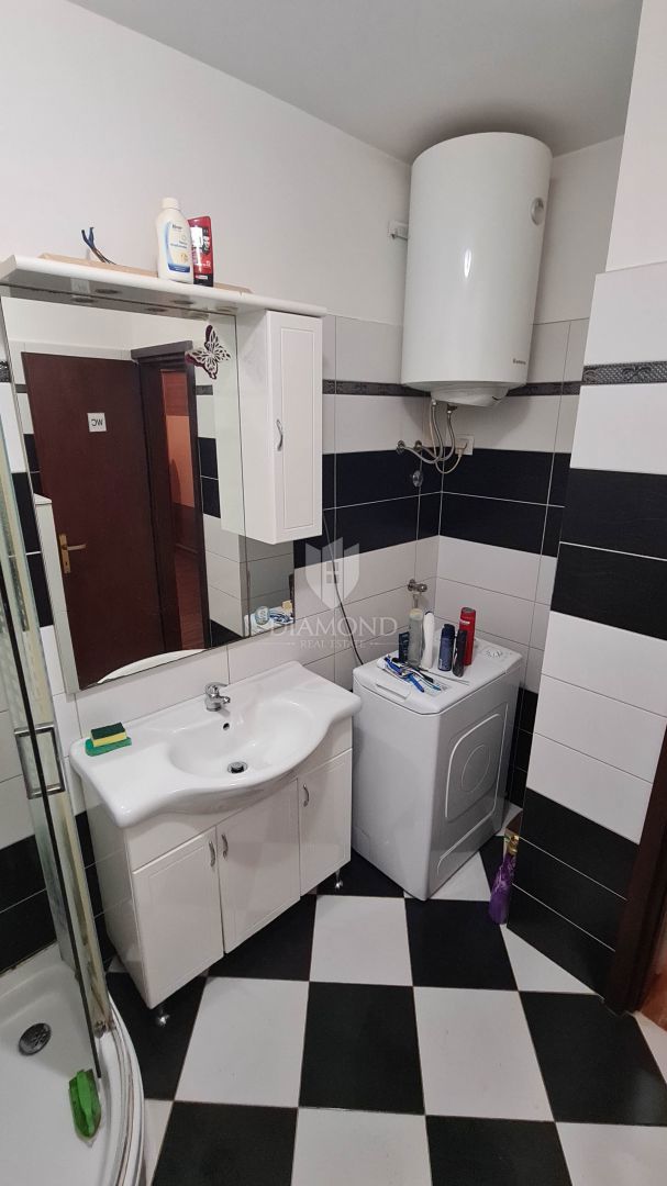 Rovigno, piano di una casa con due appartamenti in una posizione ambita