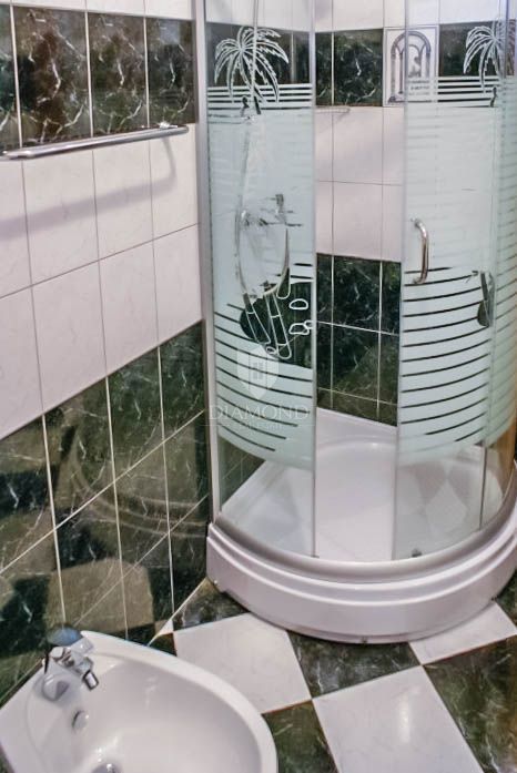 Rovigno, piano di una casa con due appartamenti in una posizione ambita