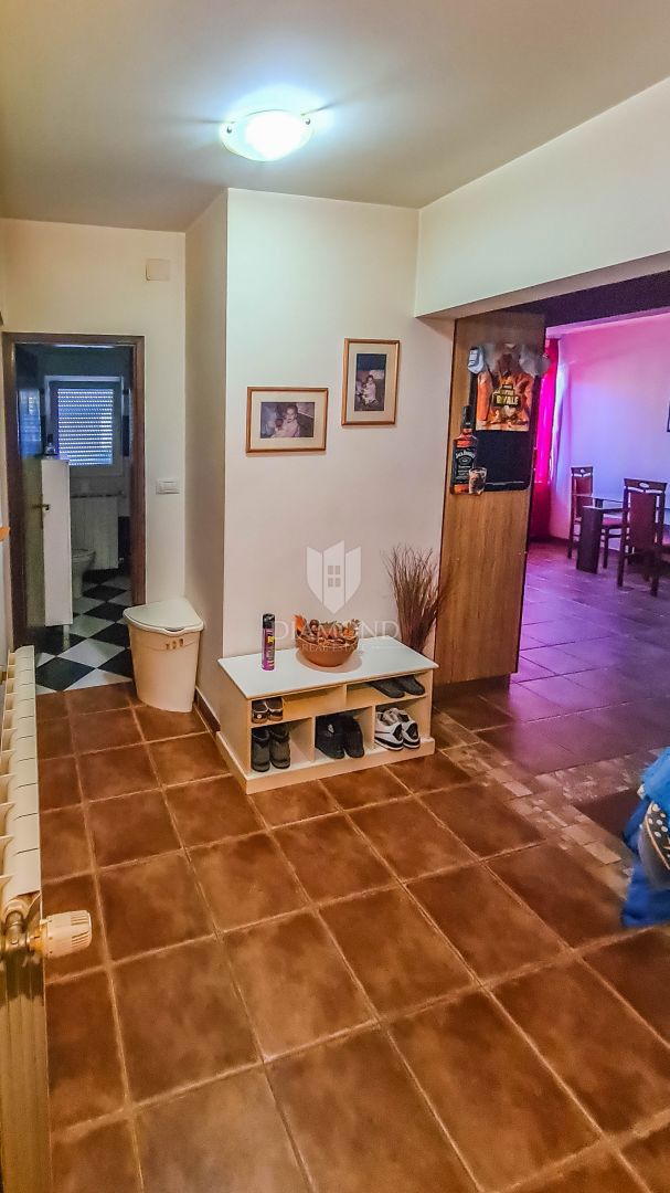 Rovigno, piano di una casa con due appartamenti in una posizione ambita