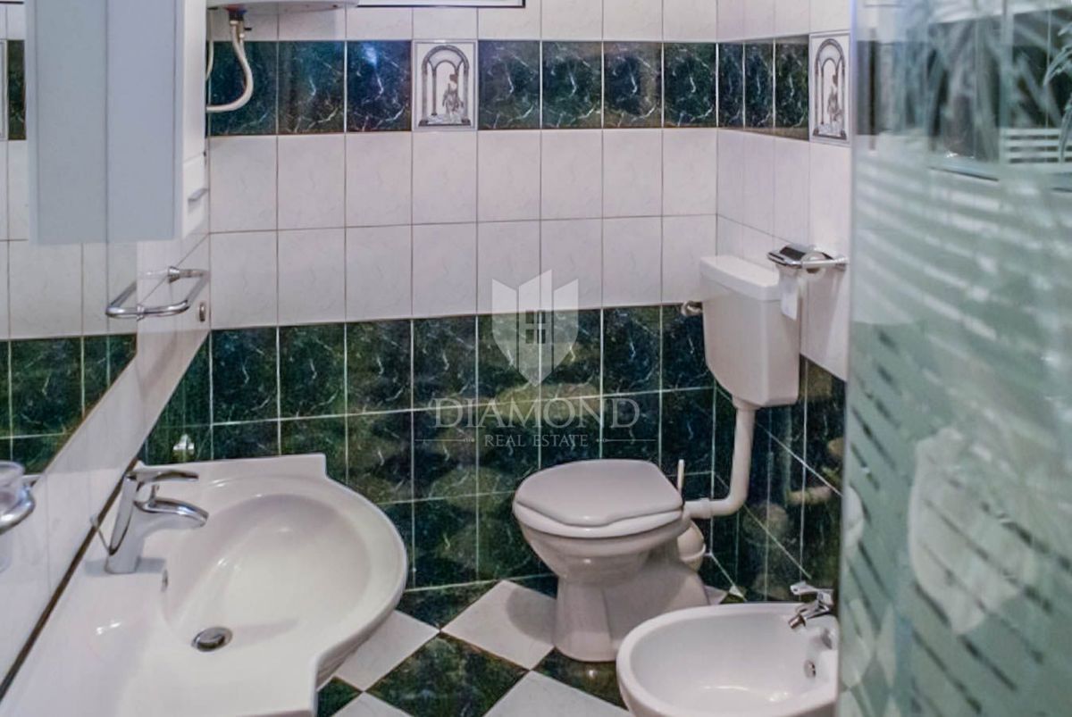 Rovigno, piano di una casa con due appartamenti in una posizione ambita