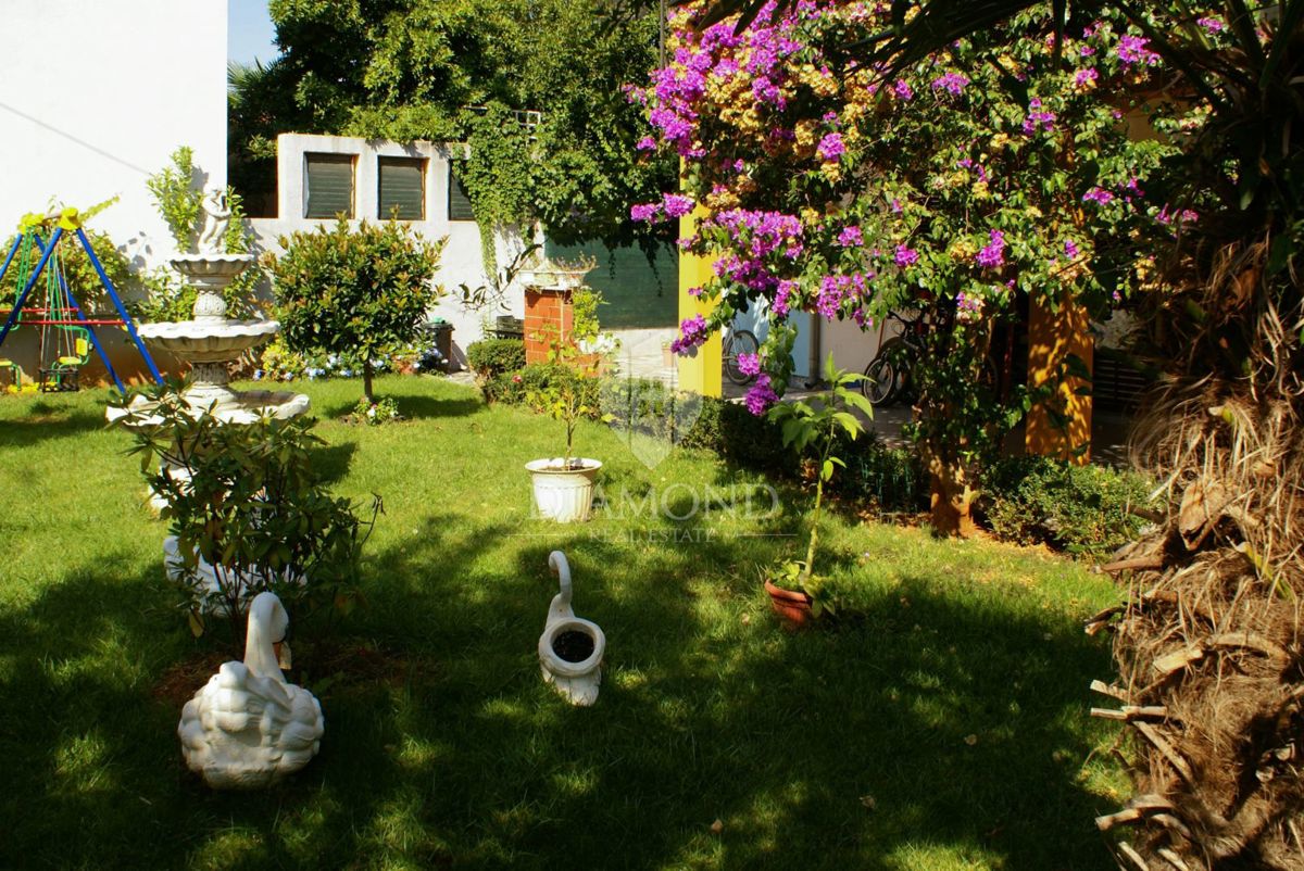 Rovigno, piano di una casa con due appartamenti in una posizione ambita