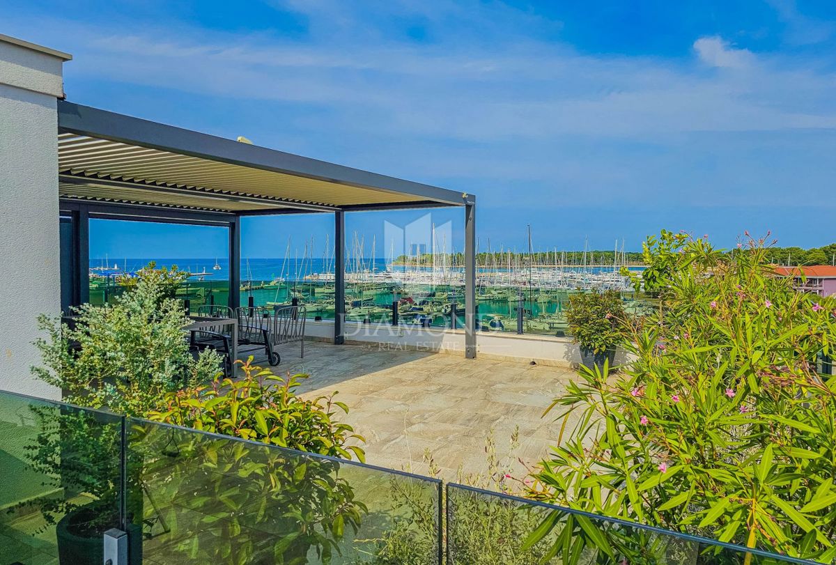 Opportunità! Cittanova, appartamento con terrazza sul tetto, 1a fila al mare!